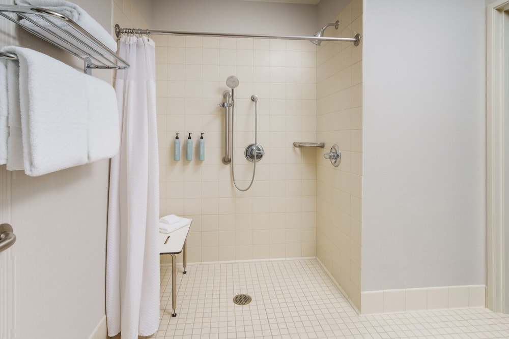 غرفة بسرير كينج مع أريكة لذوي الإعاقة، Courtyard by Marriott Roseville Galleria Mall/Creekside Ridge Drive 6/6