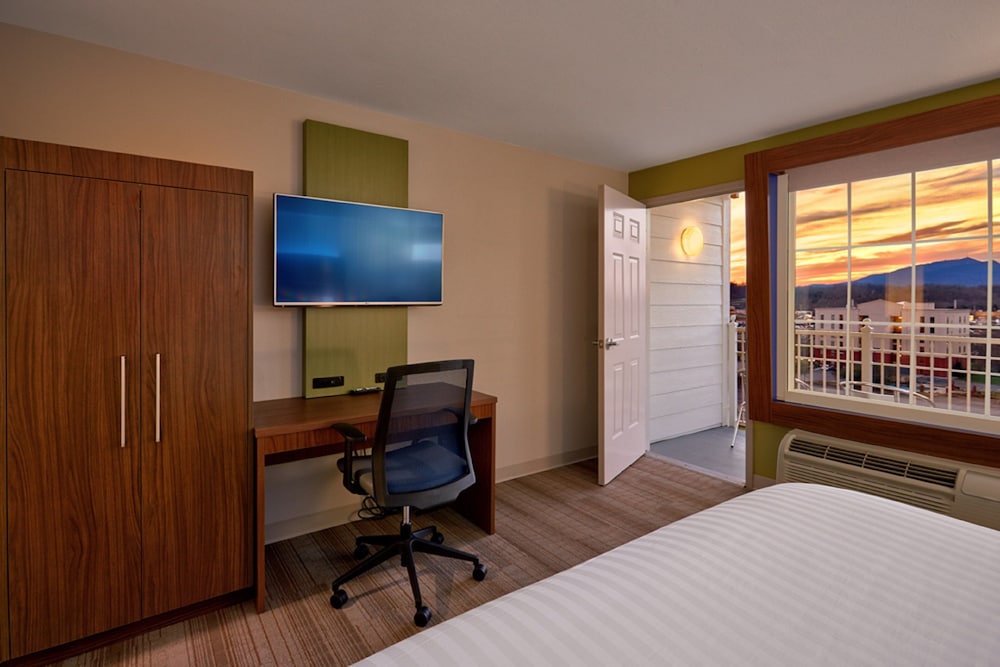 Holiday Inn Express And Suites Pigeon Forge Sevierville 46/49