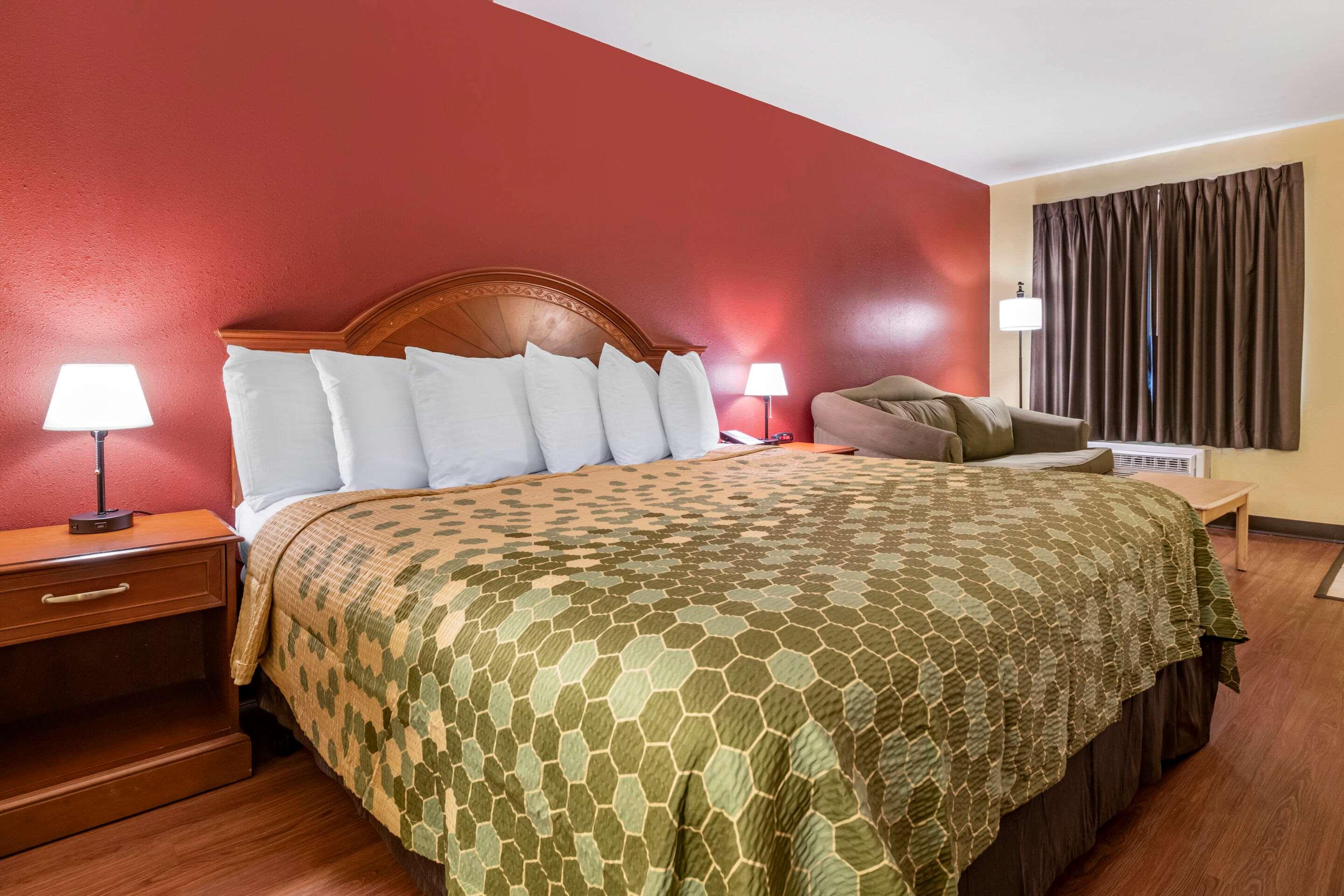 ROOM, KING BED