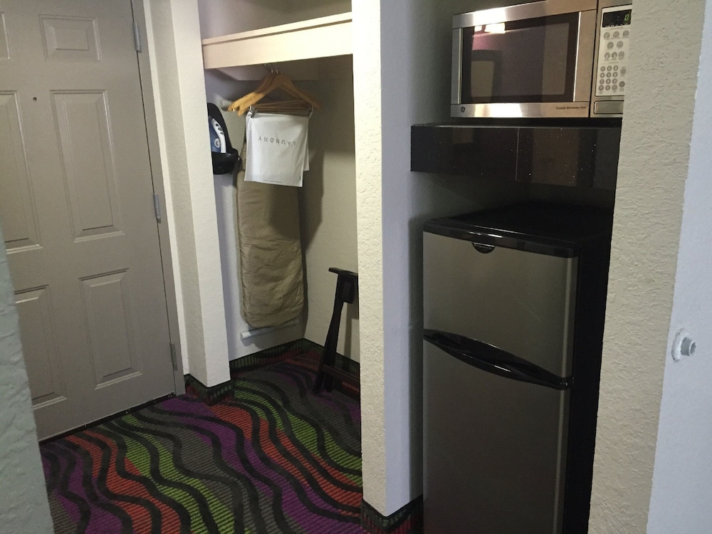 Days Inn & Suites By Wyndham Bonita Springs North Naples 6/28