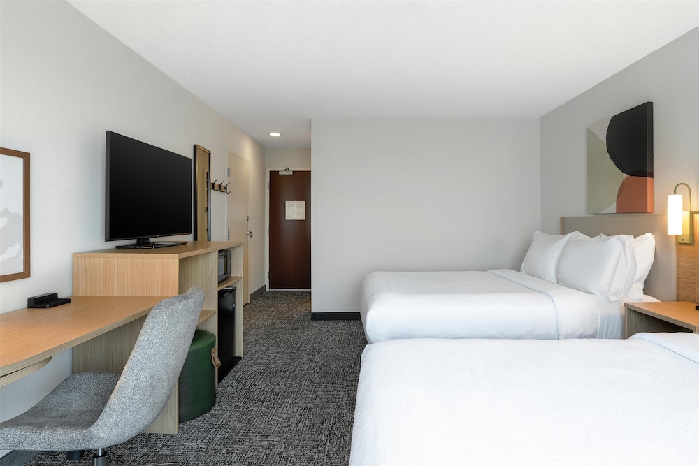 غرفة بسريرين كوين بحوض استحمام، Spark by Hilton Lancaster 3/8