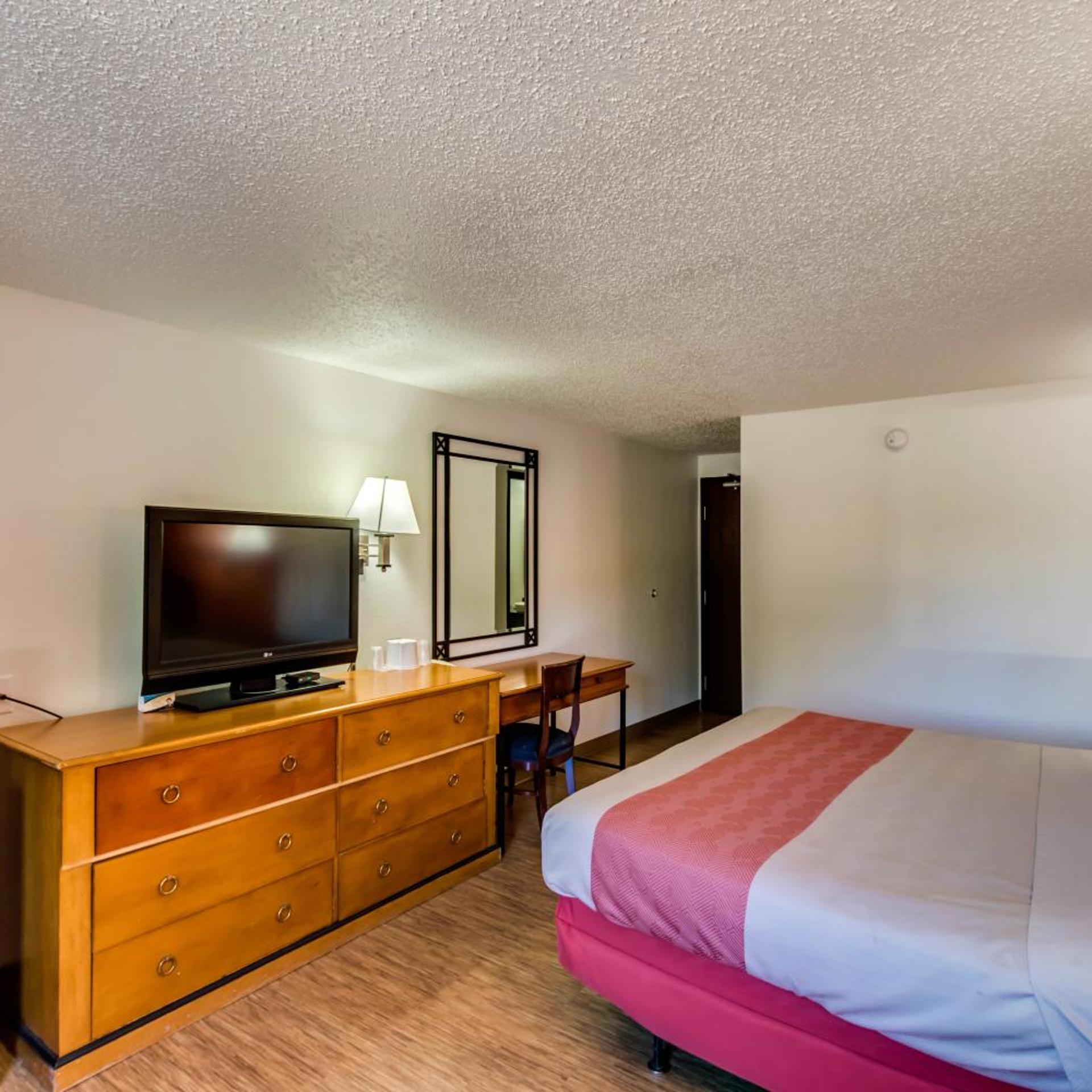 1 King Bed - Smoking, Micfridge، Motel6 Albert Lea, MN 9/10