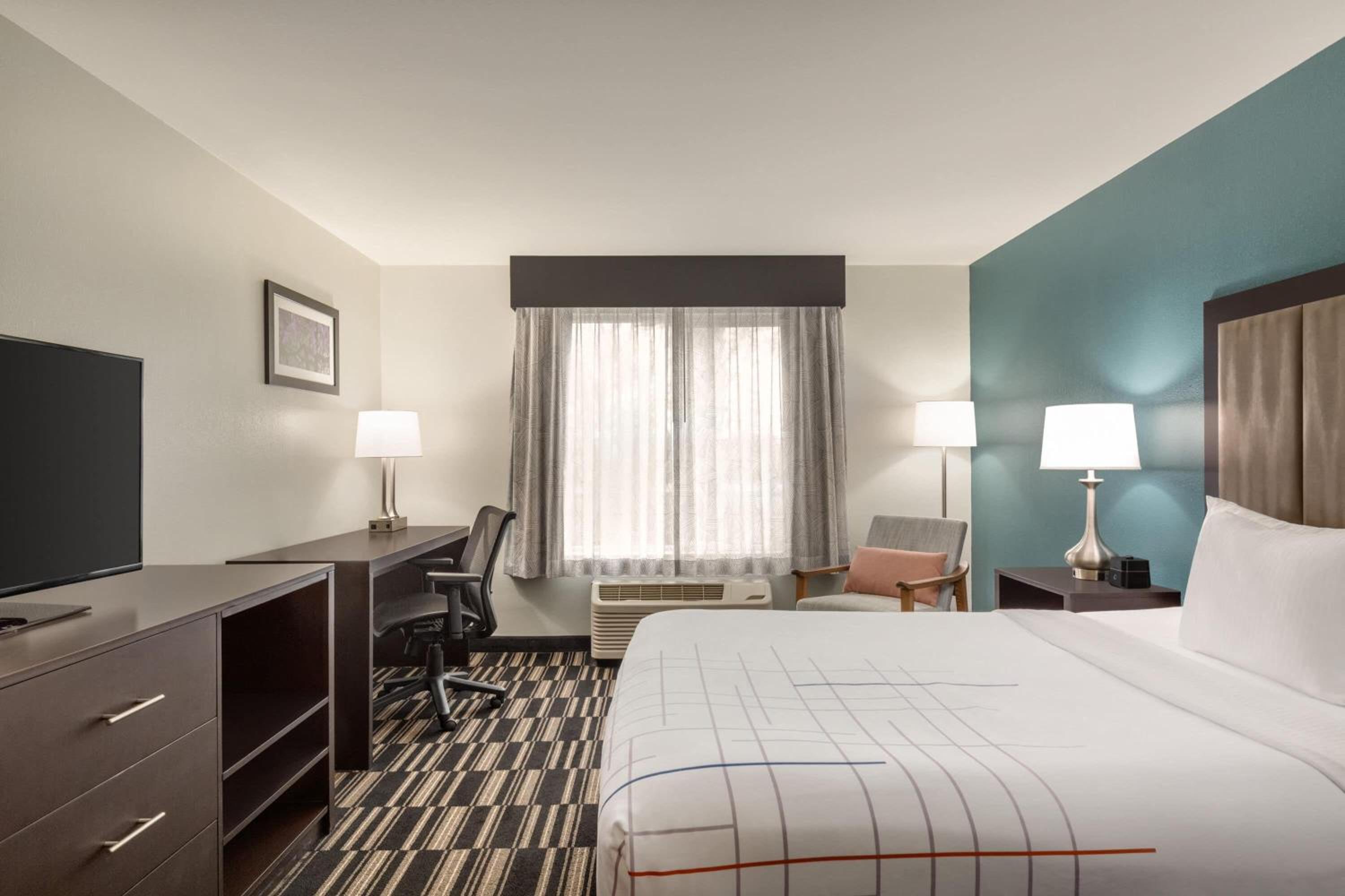 Room, Queen Bed, Bathtub, Accessible