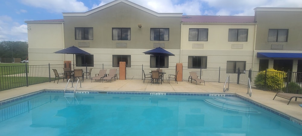 Comfort Inn & Suites Leeds I-20 1/18