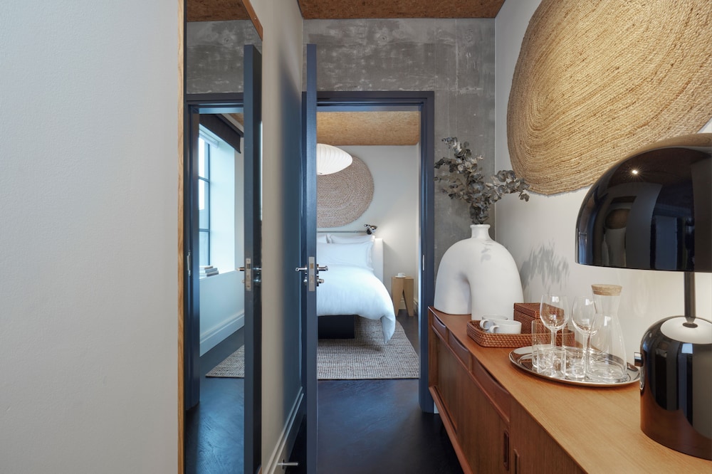 STUDIO, SUITE, SOUTH WING