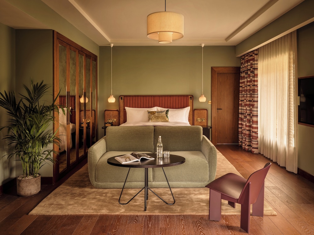 Sir, Family, King and Queen Bed