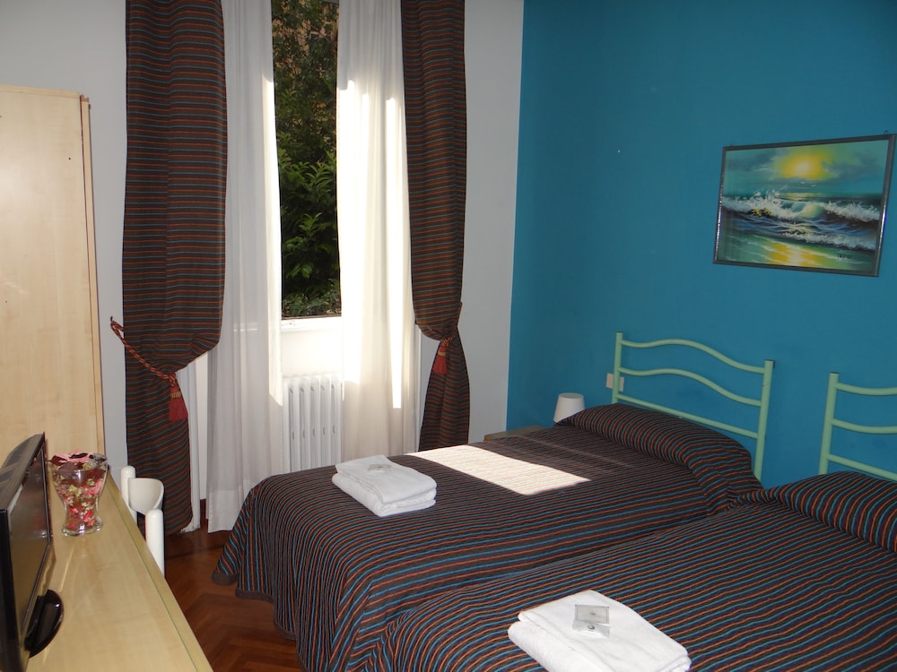 ROOM, TWIN BEDS, PRIVATE BATHROOM