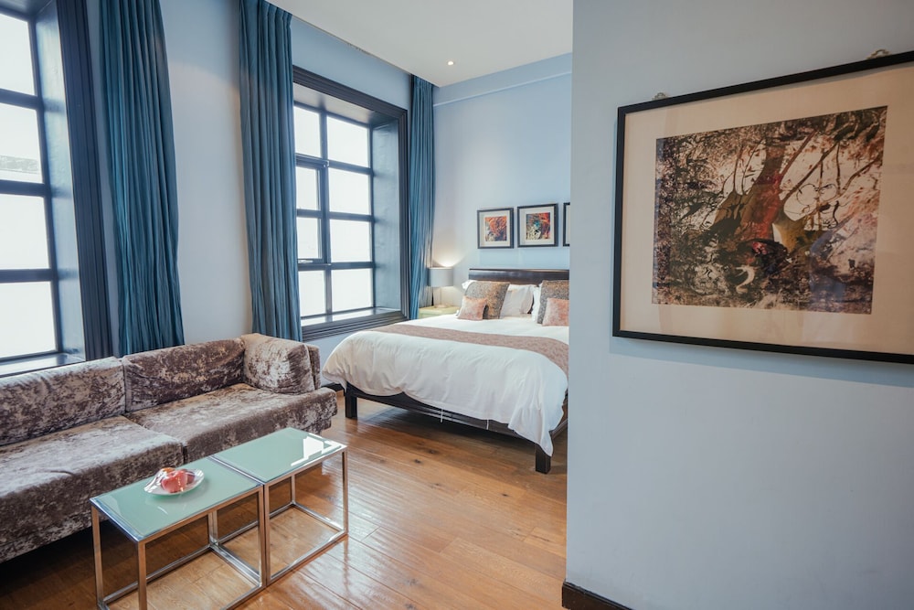 Deluxe, King Bed