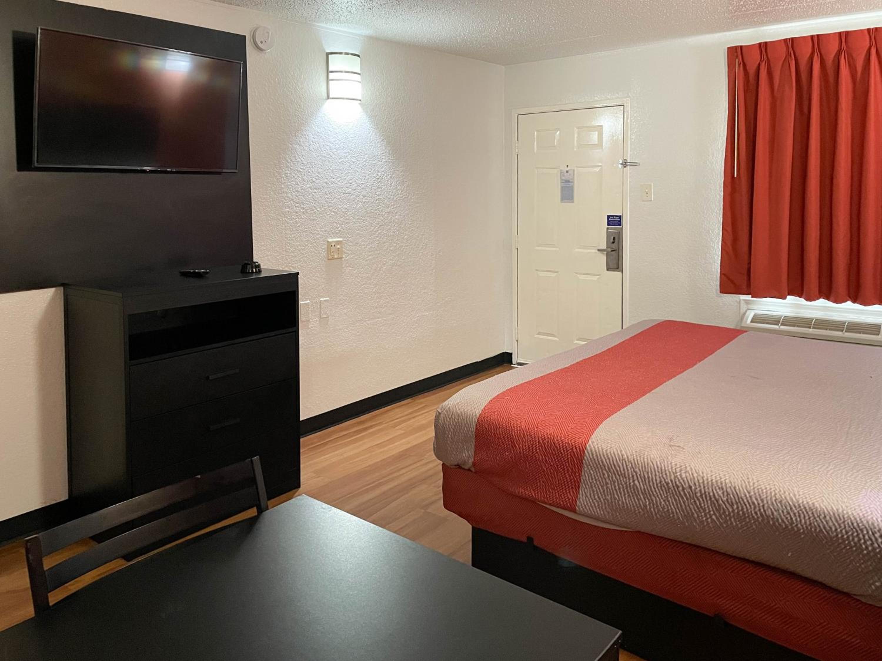 1 King Bed - Smoking, Micfridge، Studio6 Houston, TX - Brookhollow 6/9