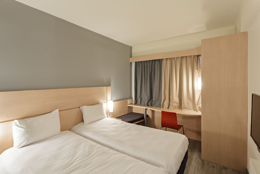 Ibis Pilar 16/63