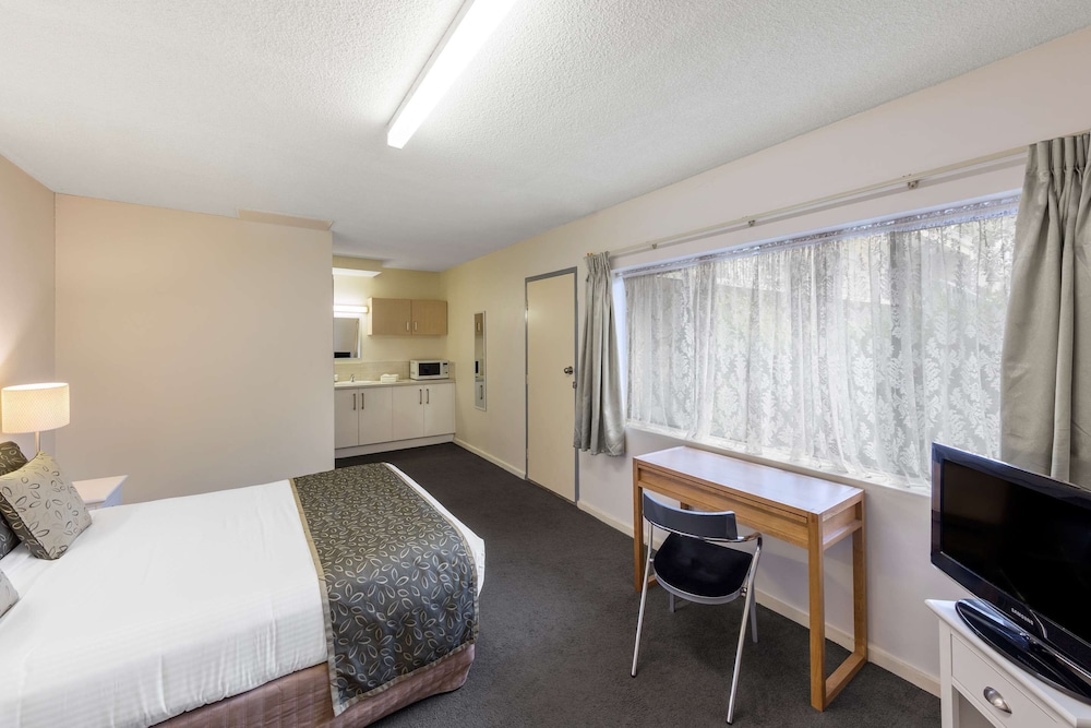 Adelaide Granada Motor Inn 30/65