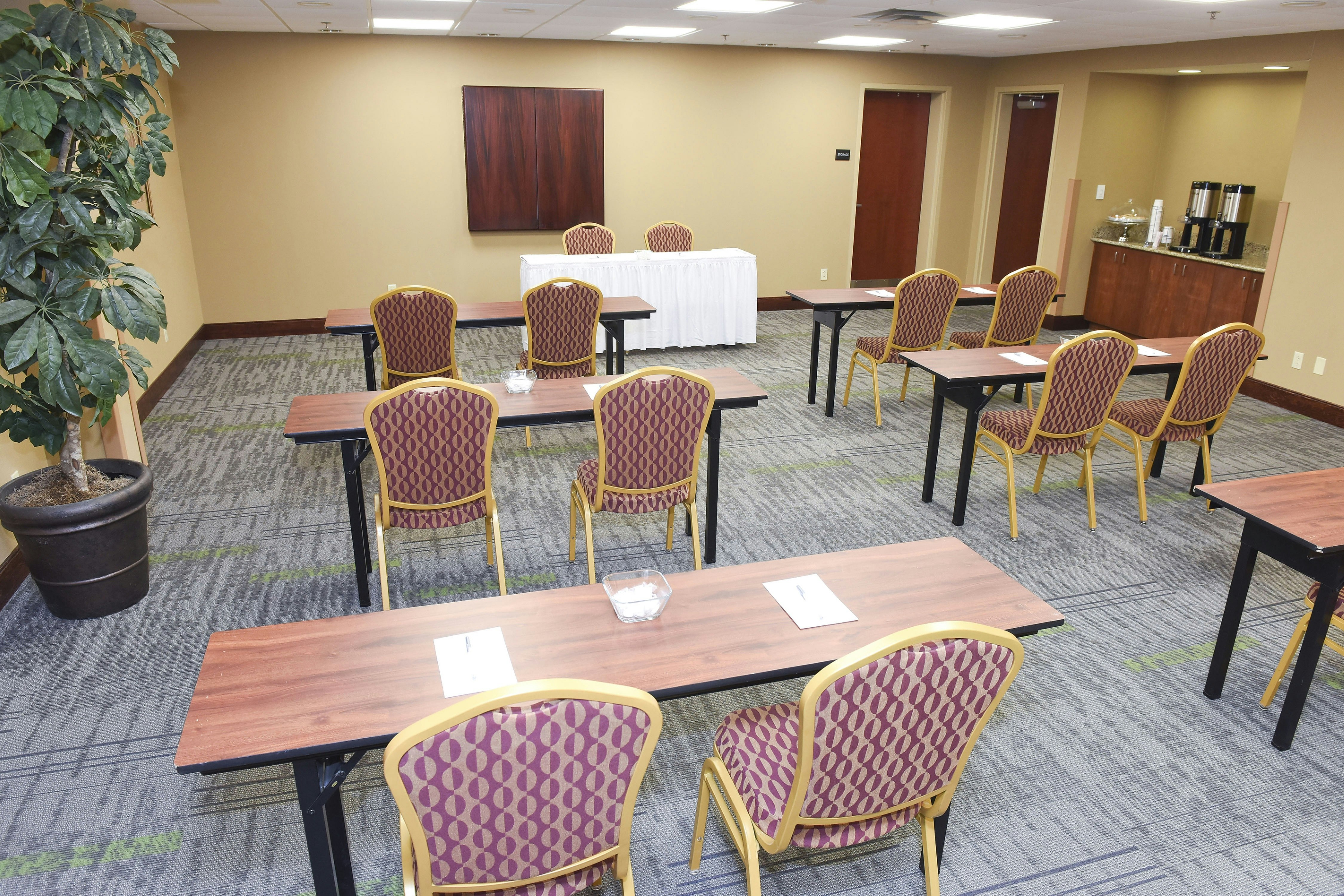 Hampton Inn & Suites Madisonville 19/20