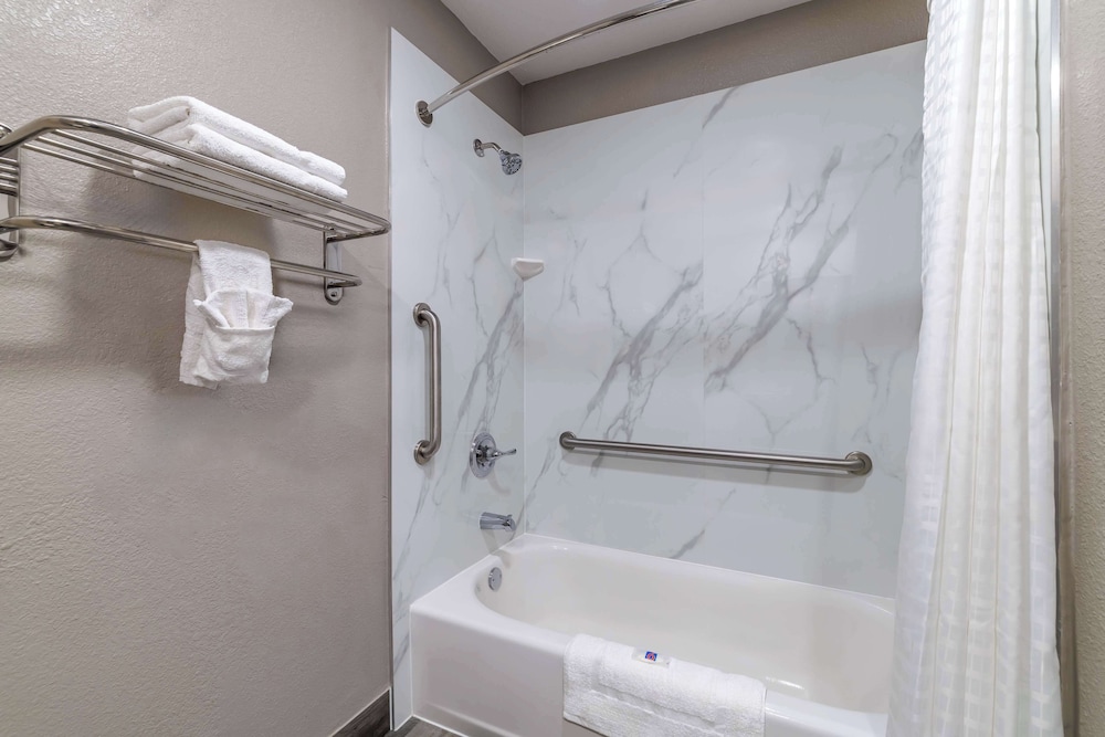 Studio6 Suites Brenham, TX 44/47