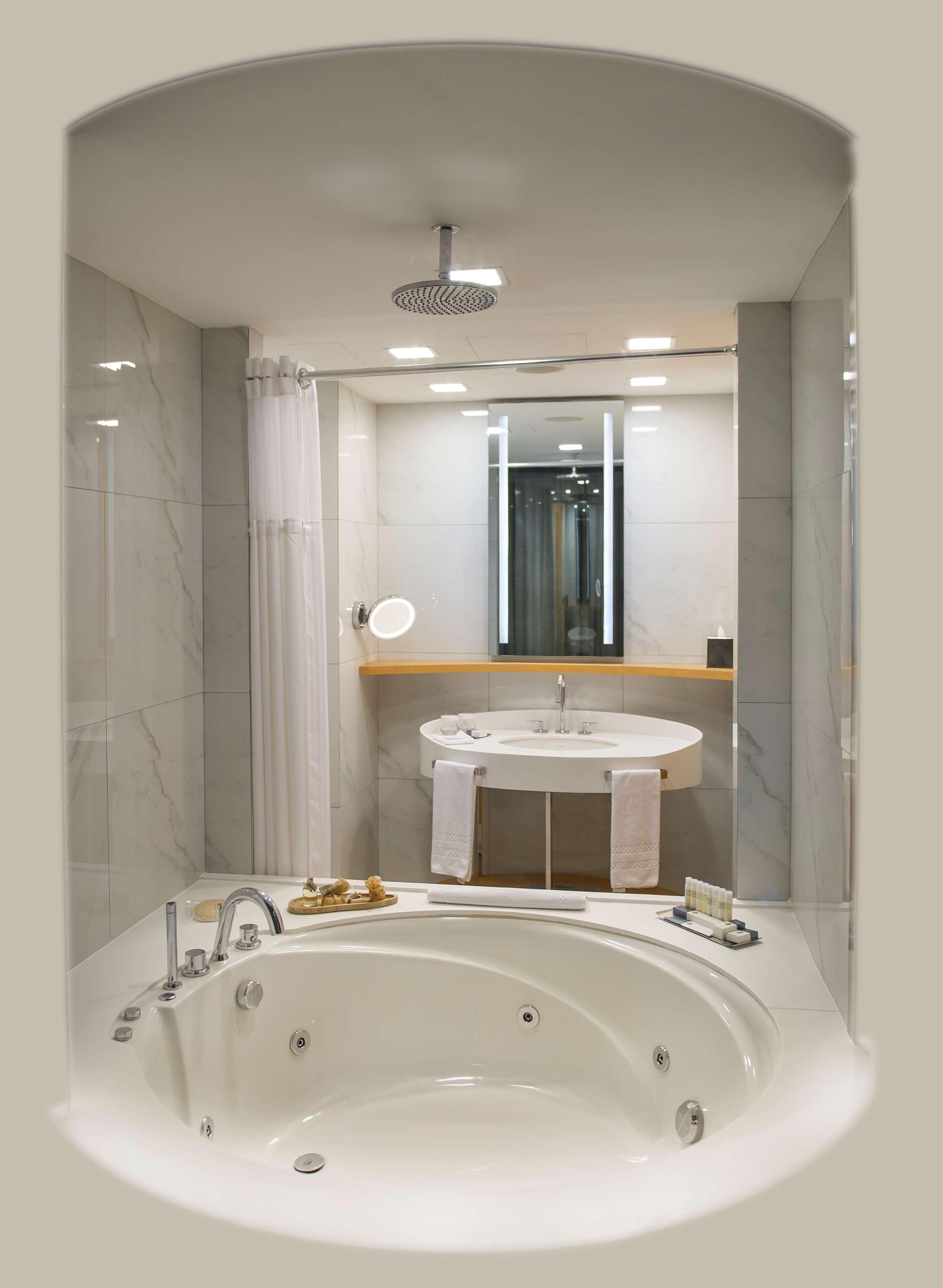 غرفة ركنية بسرير كينج بإطلالة على البحر بجاكوزي، Doubletree By Hilton Hotel Istanbul - Moda 2/2