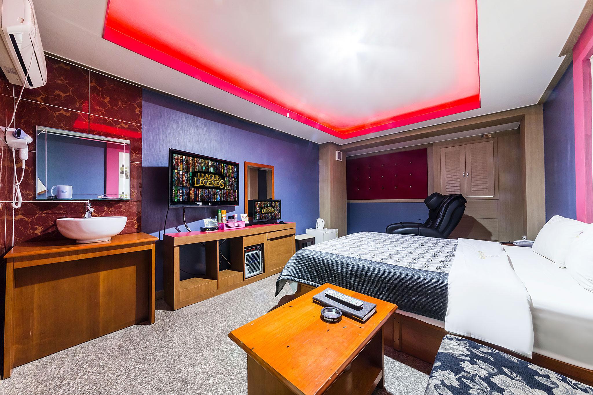 Boom Hotel 2/26