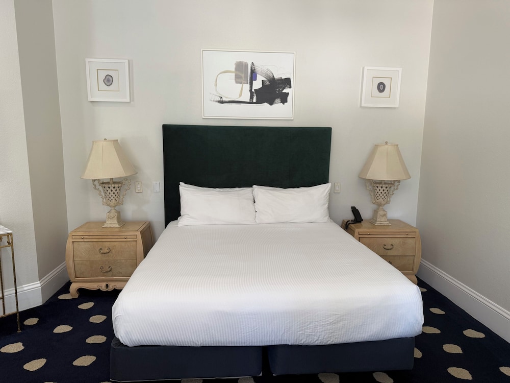 جناح غراند بسرير كينج، The Sterling Hotel 3/9