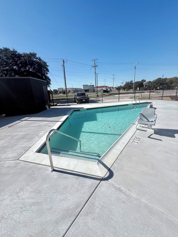 Spark by Hilton Garland Dallas East 23/42
