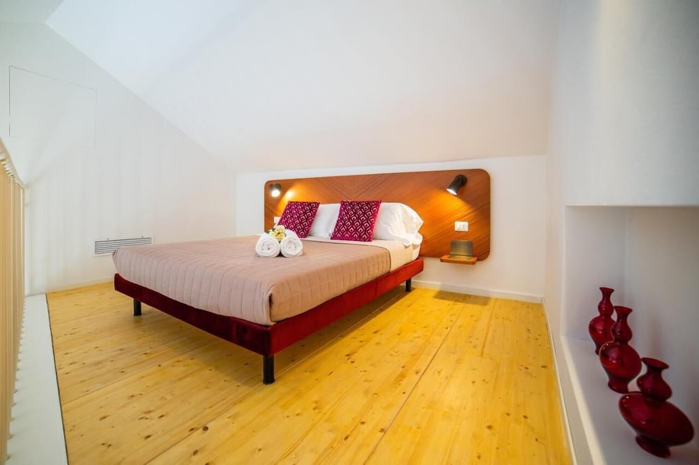 Junior, Queen Bed, Garden Area