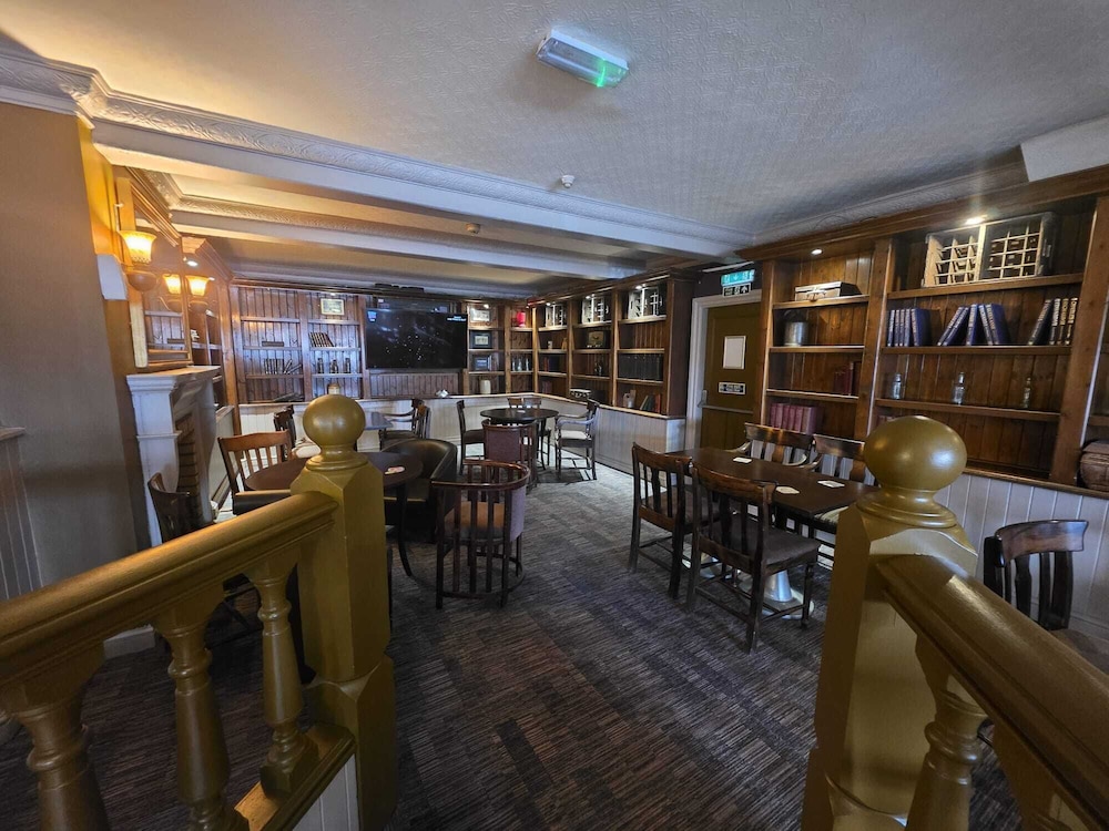 The Greyhound Hotel Leigh 28/32