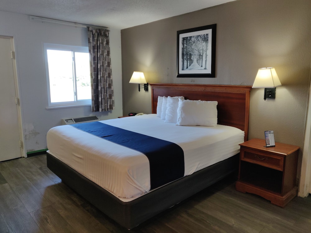 Cedar Cove (ex. Howard Johnson Inn Sandusky Park N. Entrance) 20/52