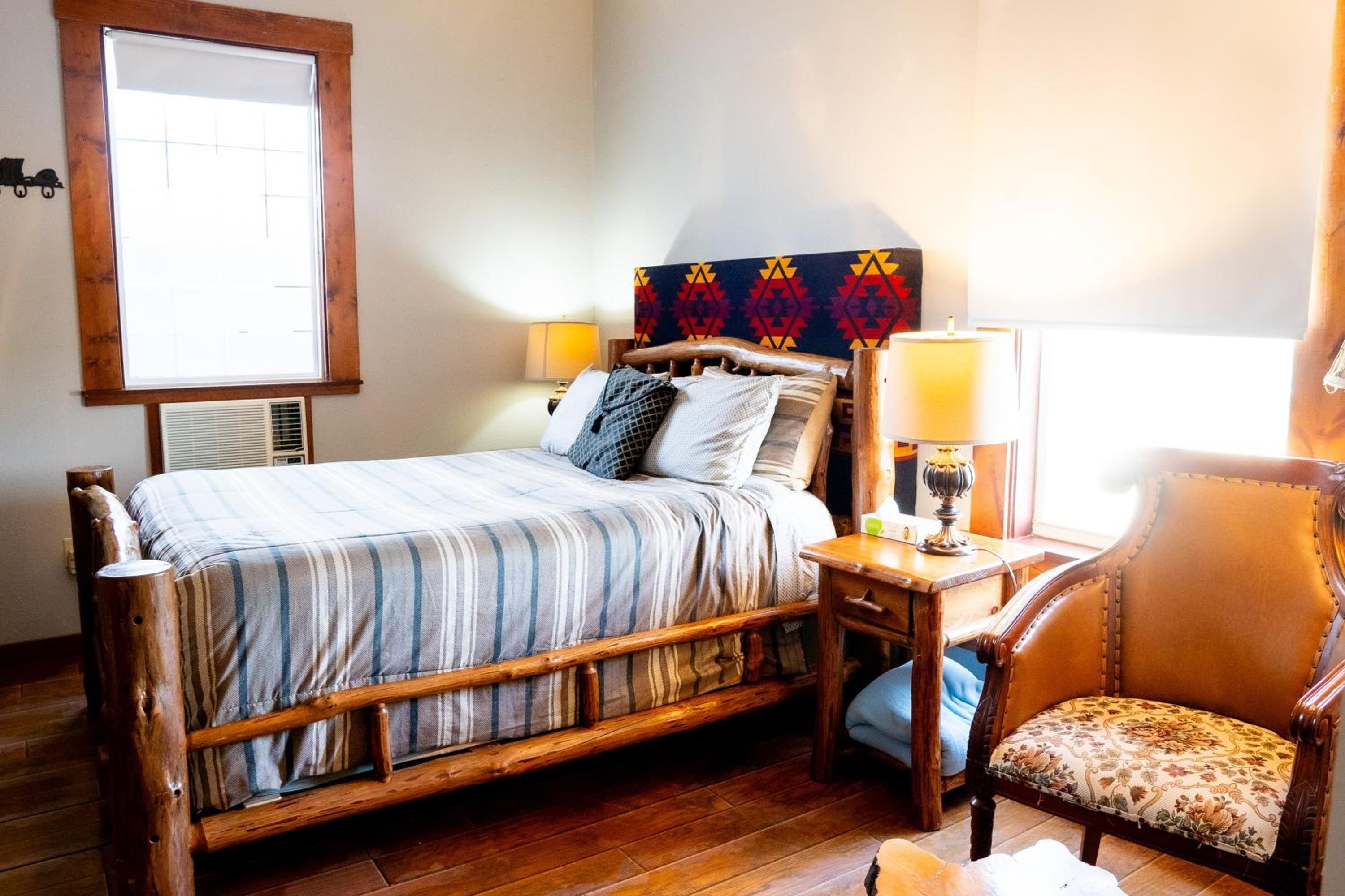 Premium, Cabin, Queen Bed, Oak Tree Hotel 4/10