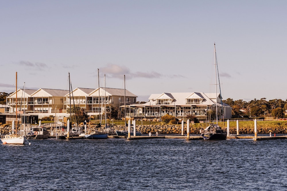 York Cove Hotel 52/59