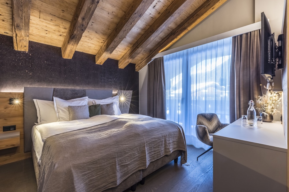 DELUXE, DOUBLE BED