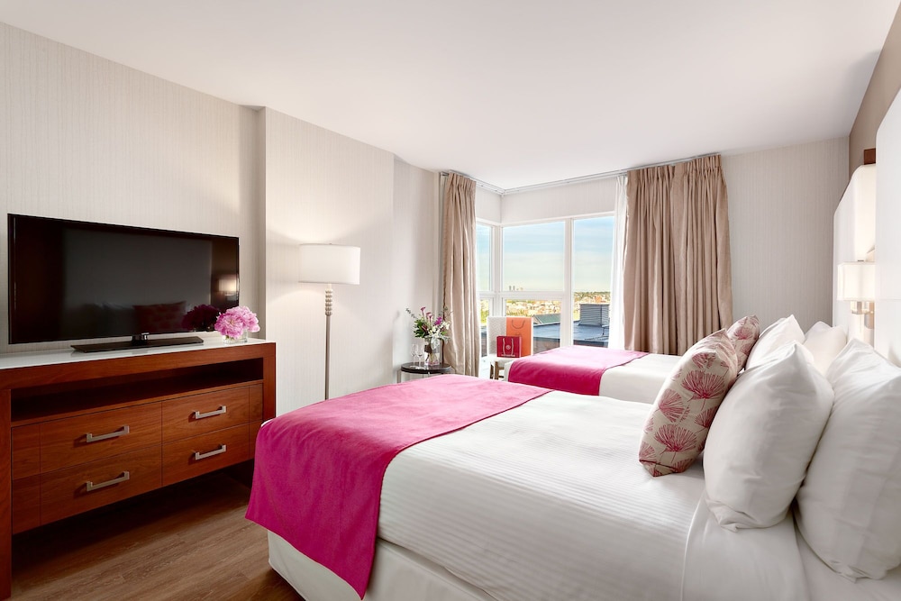DELUXE, 2 DOUBLE BEDS, CITY VIEW