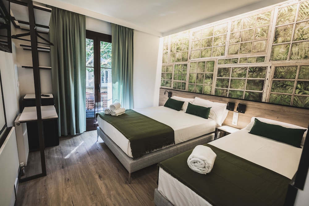 SUPERIOR, QUEEN BED, CITY VIEW