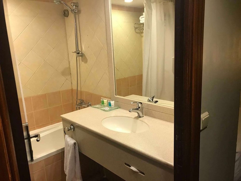 فندق جولدن توليب الخبر كورنيش(Golden Tulip Al Khobar) 34/81