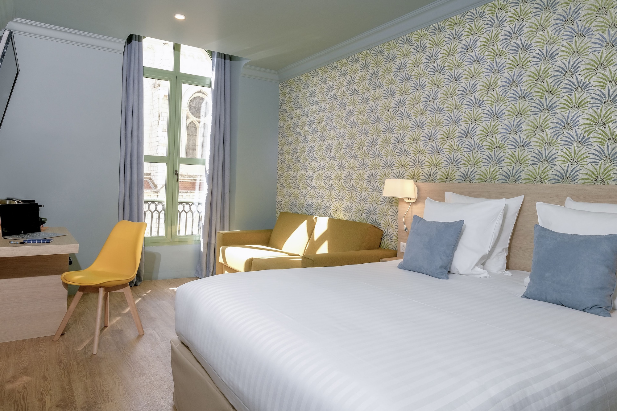 Junior Suite, Queen Bed, Street View, Sofa