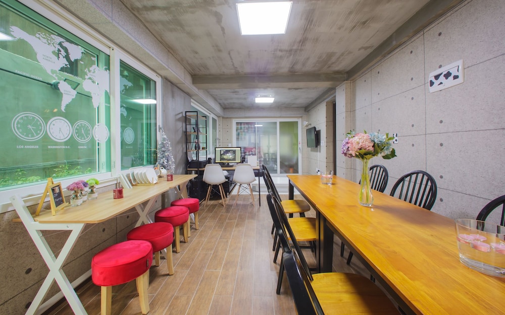 KW Hongdae Line Hostel 25/40
