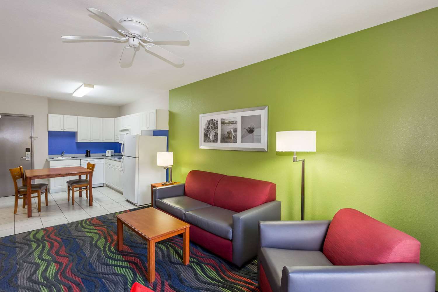 Days Inn Suites By Wyndham Fort Myers Near Jetblue Park 27/43