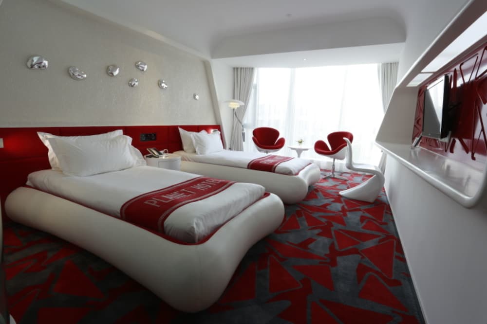 Planet Hotel 7/25