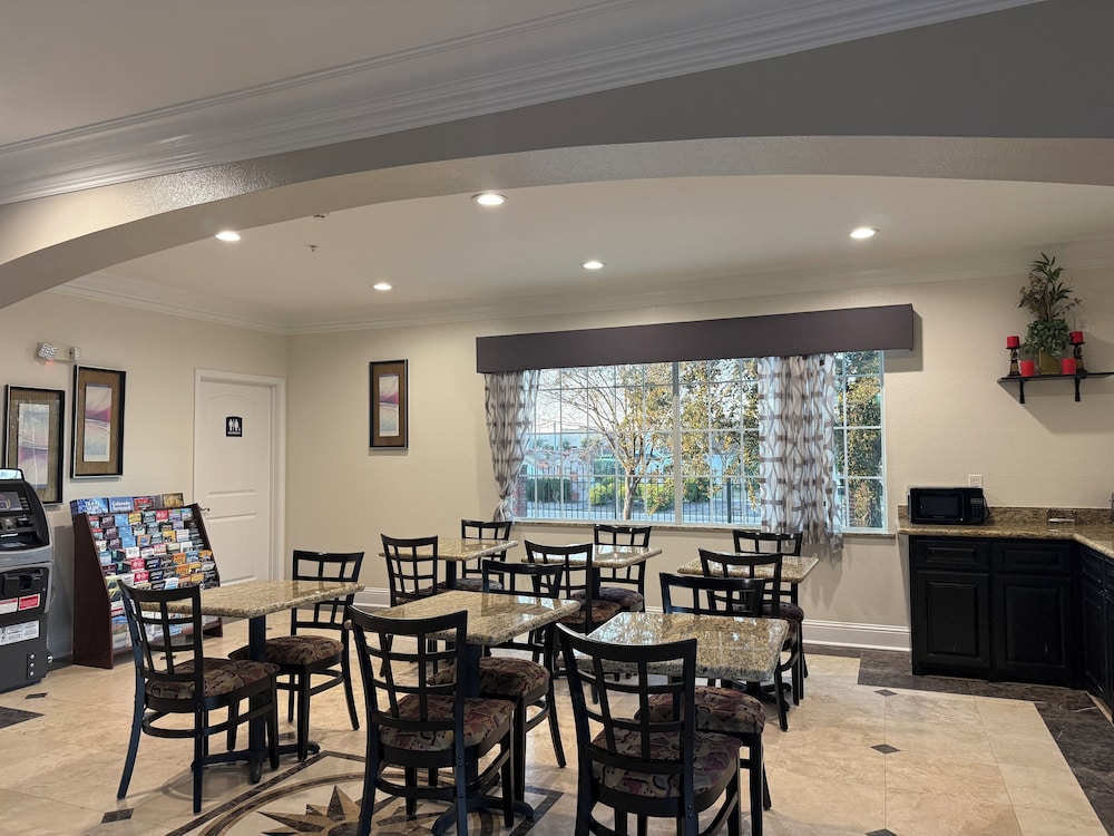 Regency Inn & Suites Baytown 42/62