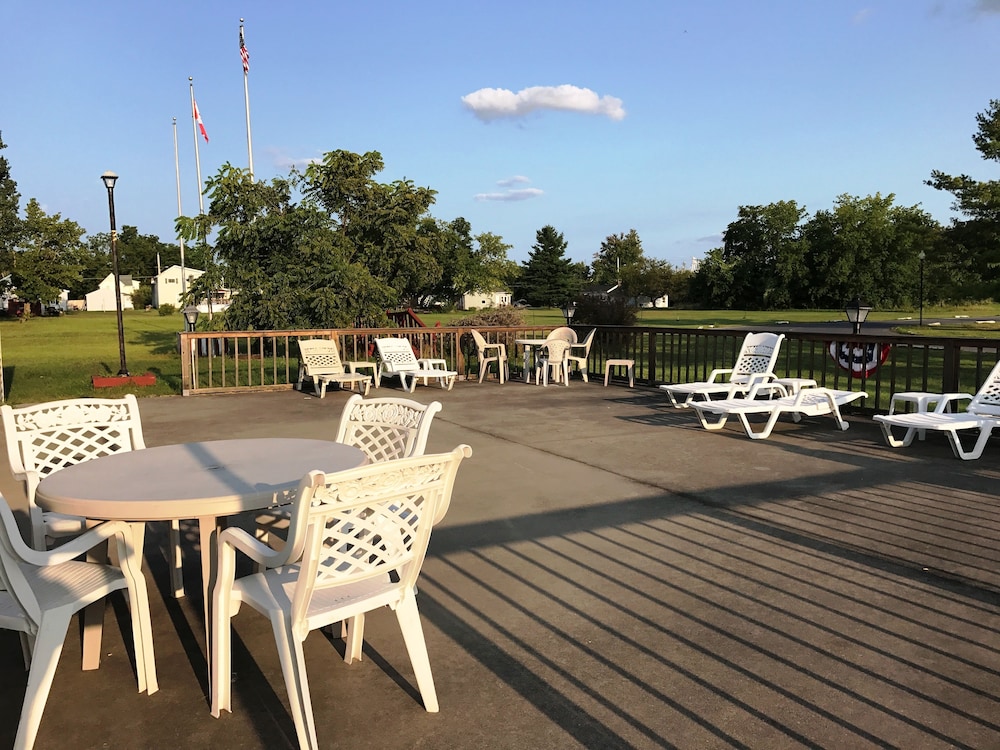 Adirondack Efficiencies Ex Econo Lodge Watertown 34/43