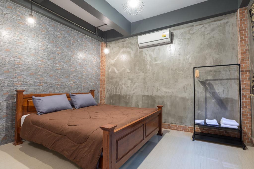 غرفة بسرير كينج وسرير فردي بحمام خاص مع أريكة