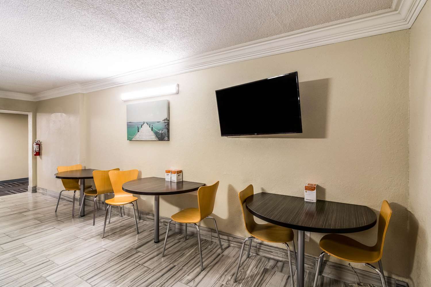 Quality Inn Pensacola, FL 32/36