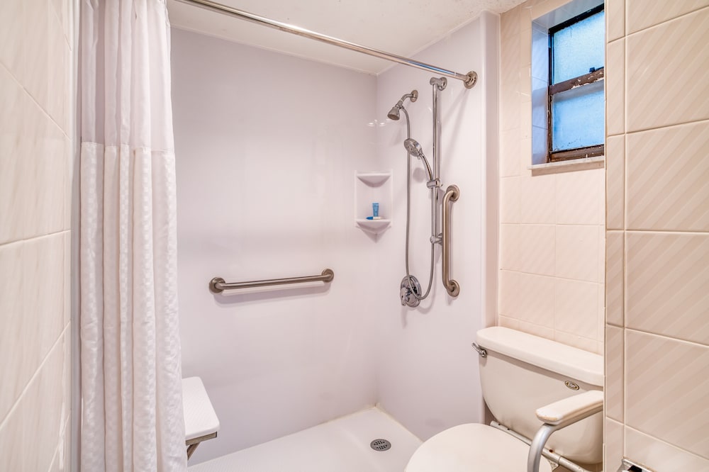 Villa 1565 (ex Howard Johnson Express Inn) 27/39