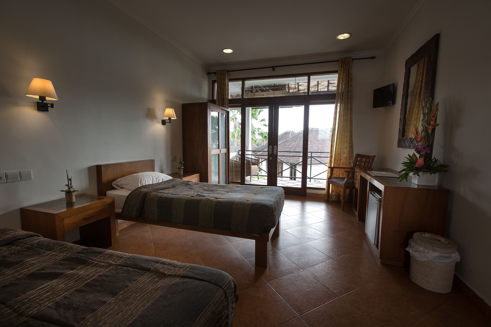 STANDARD, TWIN BEDS, POOL VIEW