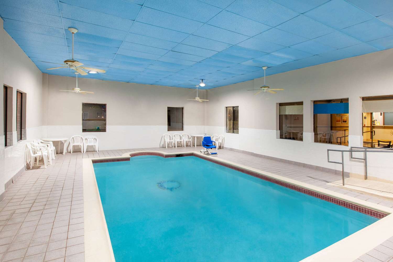 Days Inn & Suites by Wyndham NASA Space Center Houston 9/17
