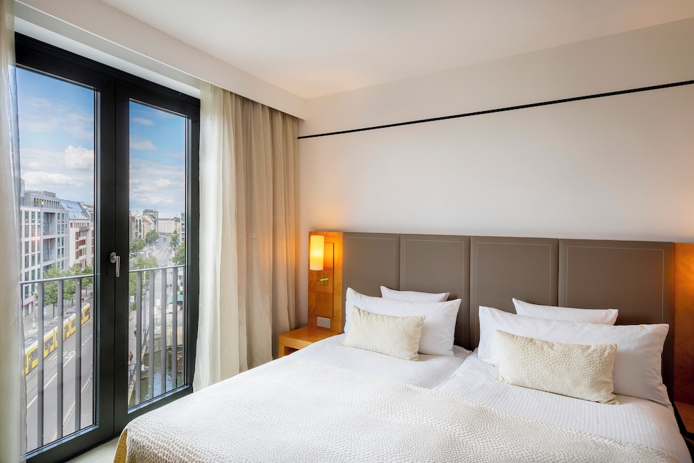 DELUXE, CITY VIEW
