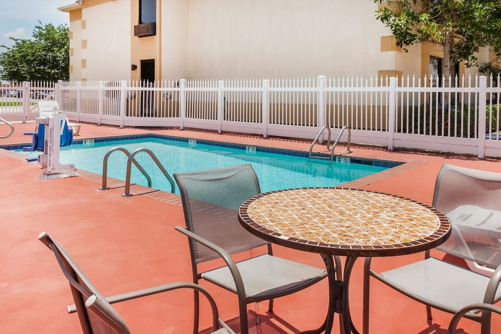 Days Inn & Suites By Wyndham New Iberia 21/27