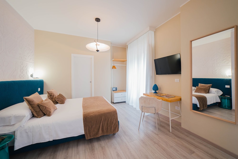JUNIOR SUITE, QUEEN BED, CITY VIEW, SOFA, BALCONY