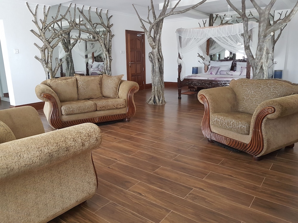 Queens Chateau Boutique Villa 24/50