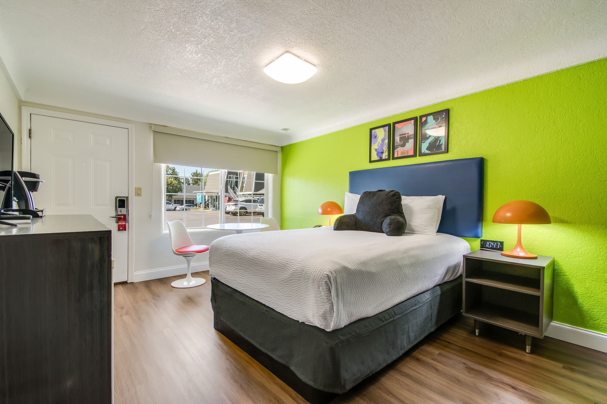 ROOM, QUEEN BED
