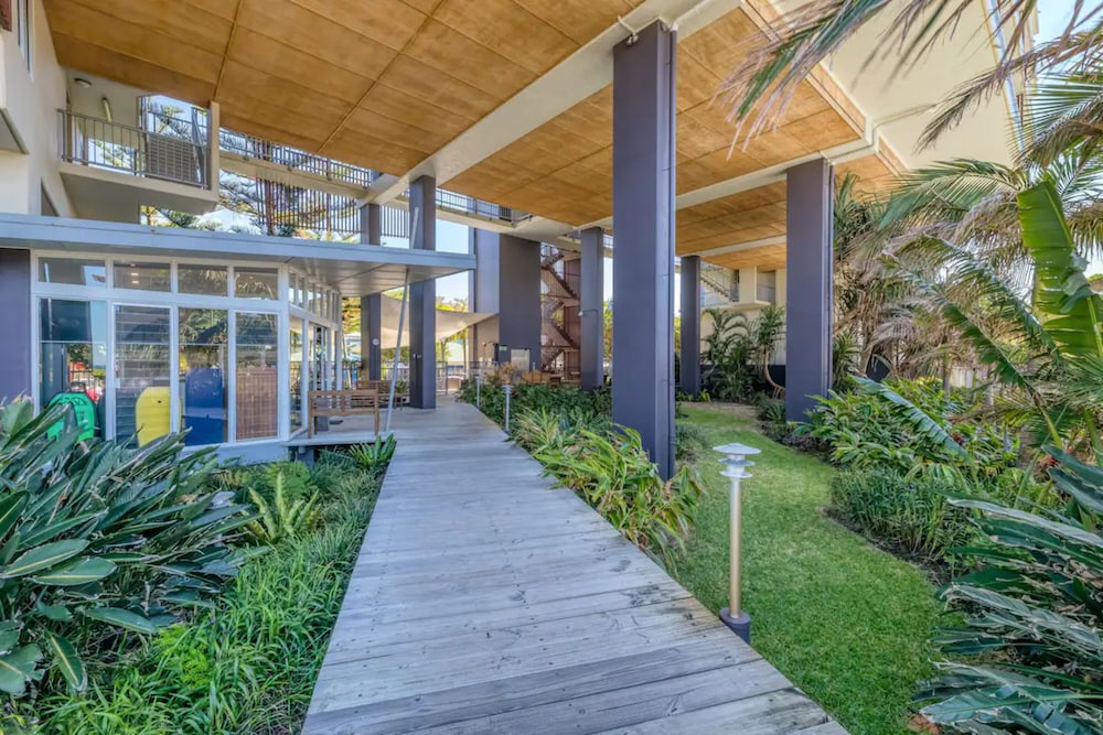 ON THE BEACH RESORT BRIBIE ISLAND 45/50