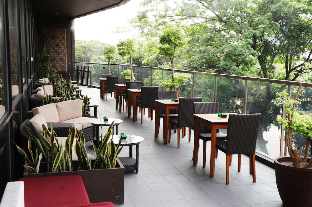 Santika Premiere Bintaro 62/78