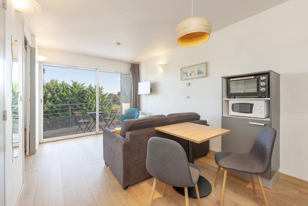 RESIDENCE LES JARDINS DU LAC CERISE HOTELS AND RESIDENCES 33/50