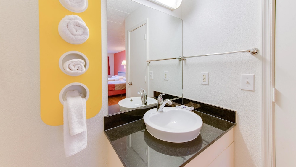 Travelodge by Wyndham Norfolk Airport 37/48
